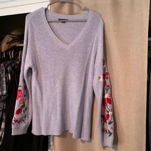 American Eagle V-neck sweater embroidered flowered sleeves size large baby blue
